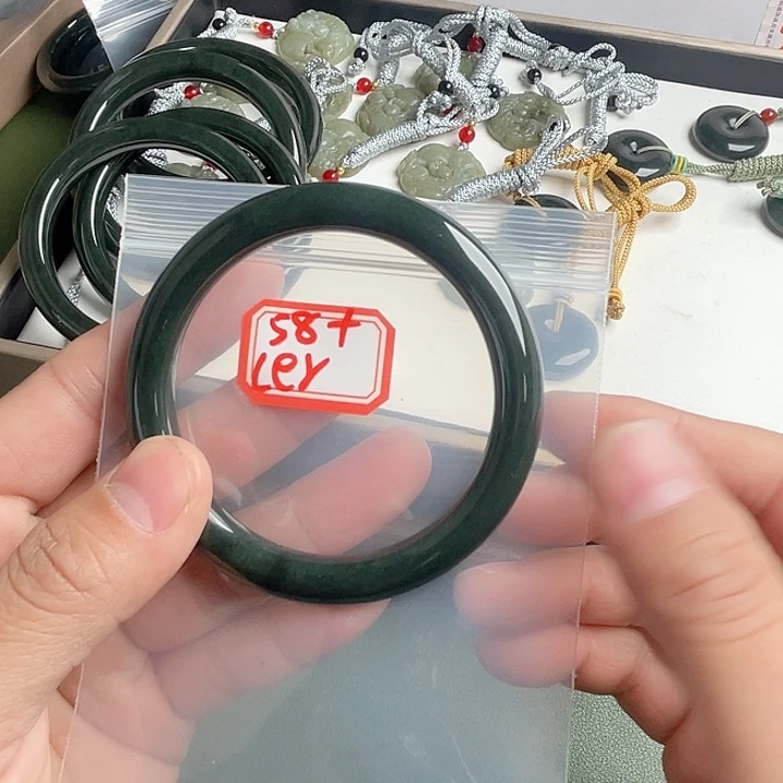 L***r和田玉未镶嵌手镯