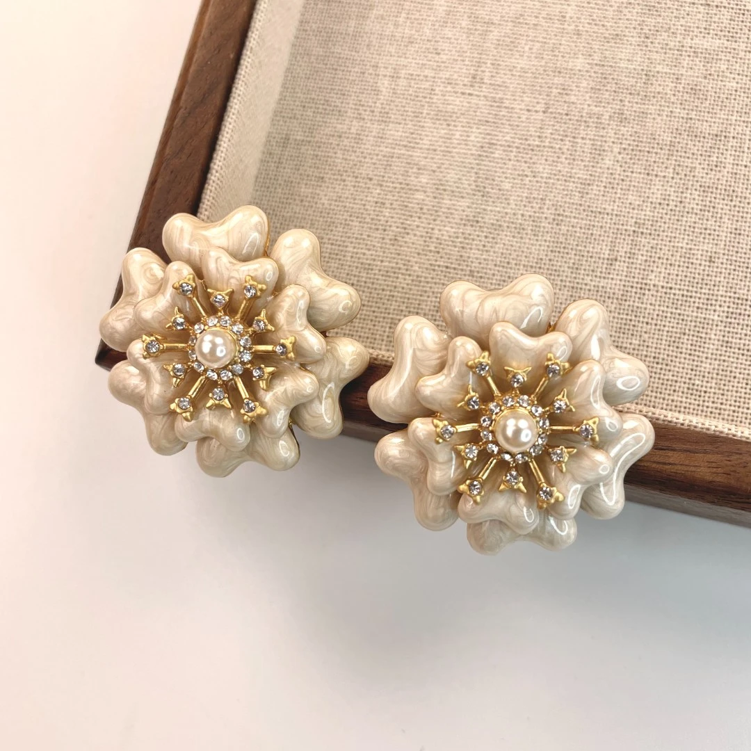 铜合金珐琅耳饰 买三送一 1238 气质白色时尚复古法式中古耳钉