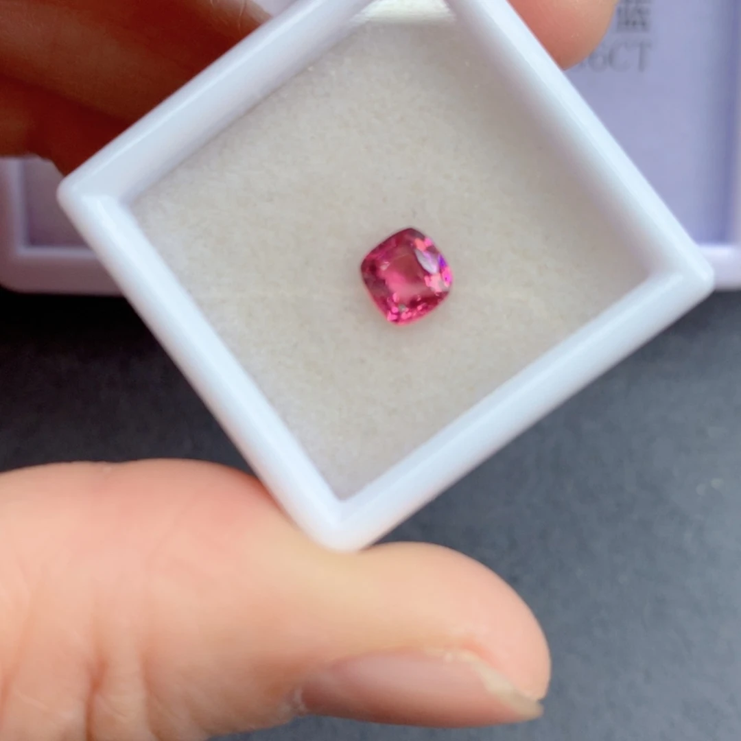 尖晶石0.64克拉裸石未镶嵌