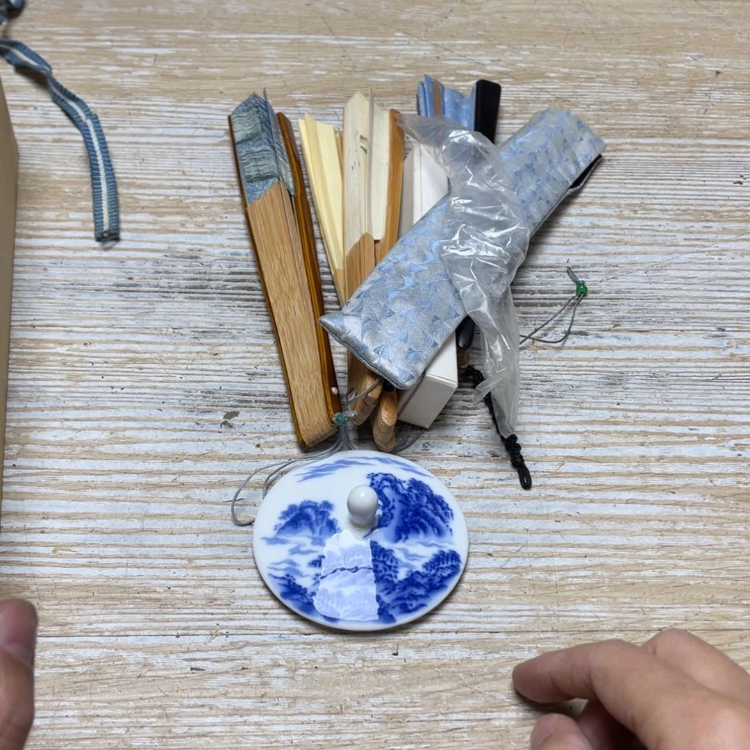 瓷片栩*密密麻麻地排列着