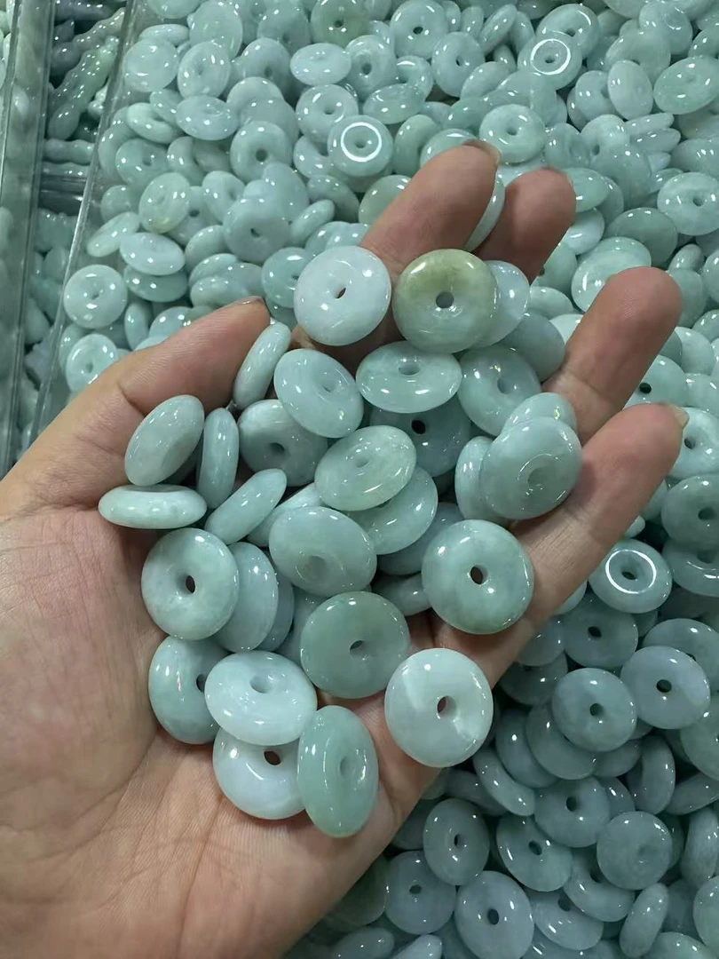 天然 A 货翡翠经典平安扣，随机发货