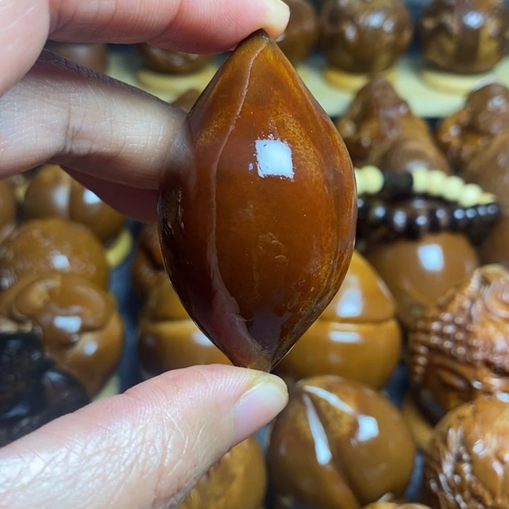 【闪购商品】香榧木橄榄核雕刻玉化蝴蝶瑕疵