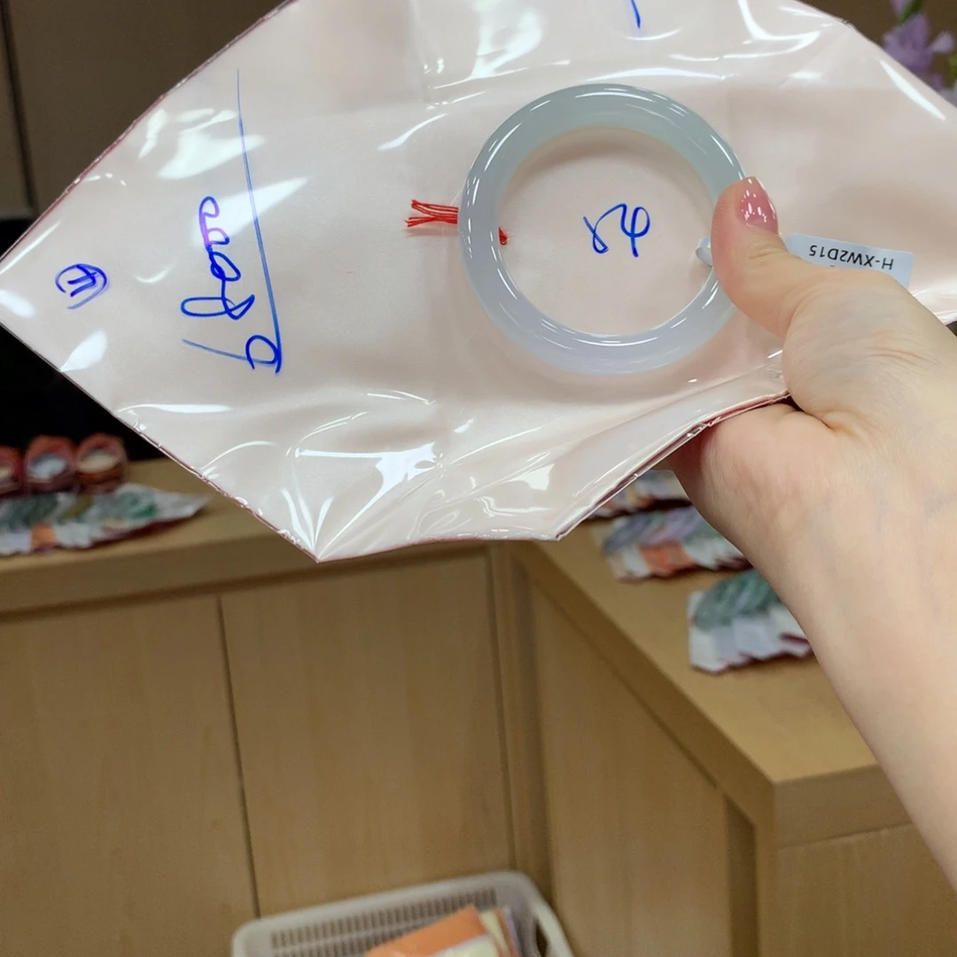 翡翠手镯未镶嵌不退不换