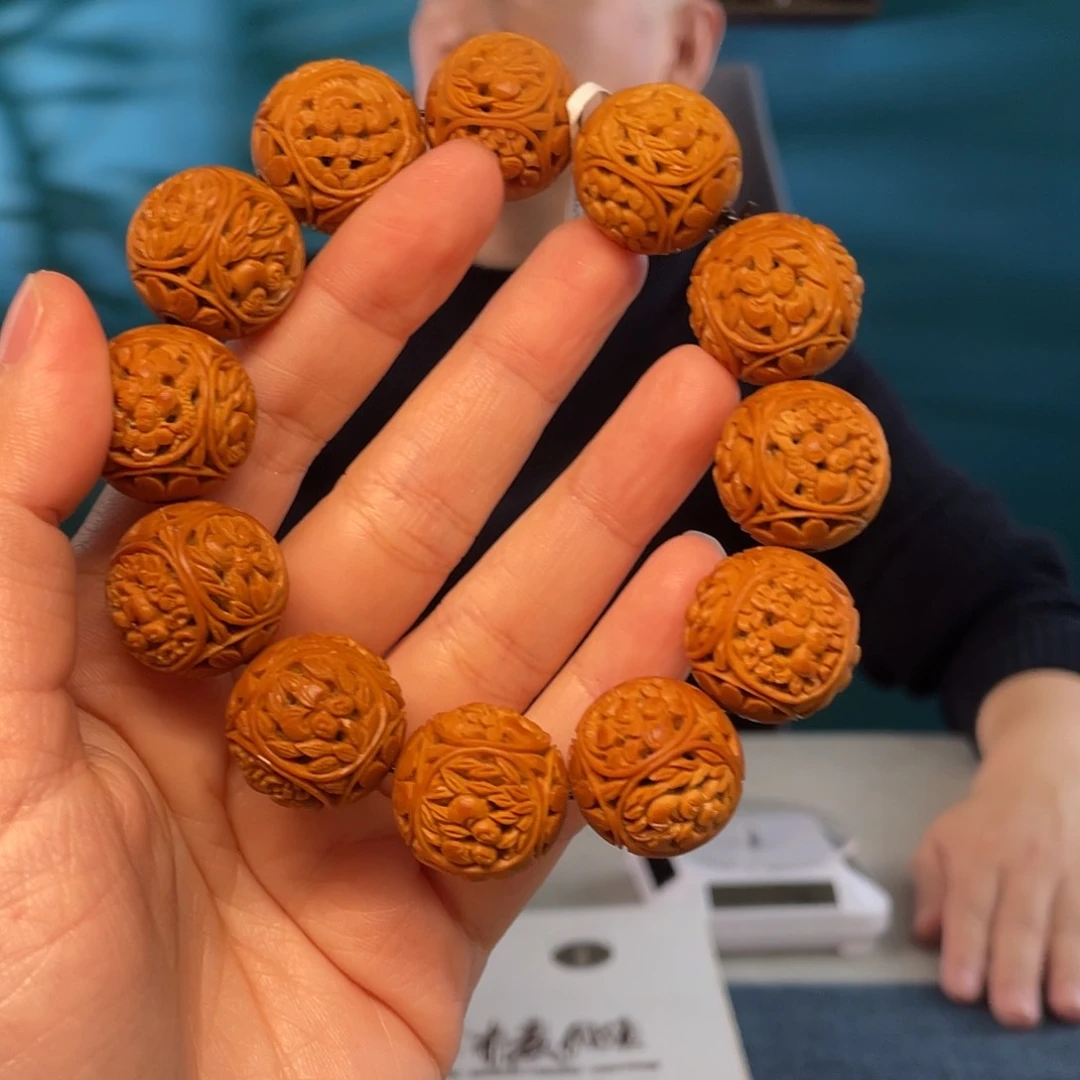 橄榄核宫灯细密核雕作品