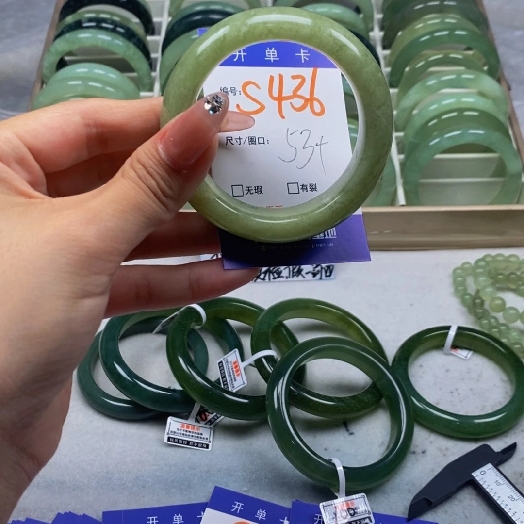 蛇纹石玉未镶嵌手镯