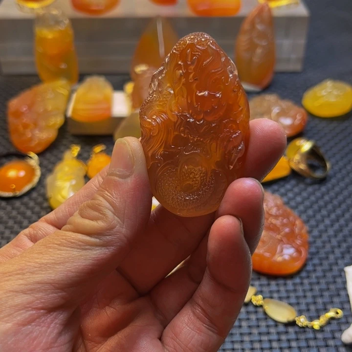 红***板未镶嵌旦面石英质玉