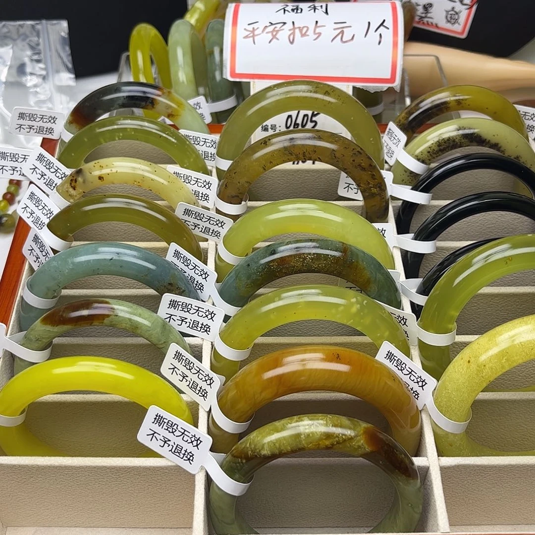 天***签蛇纹石玉未镶嵌手镯