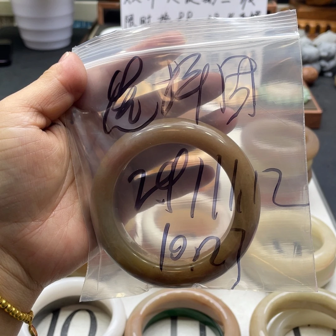 溜***吉石英岩玉未镶嵌手镯