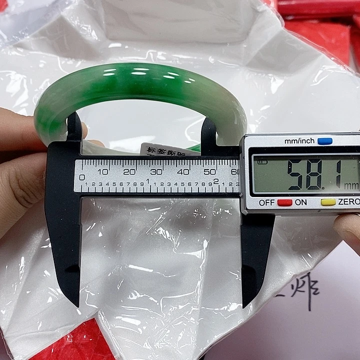 翡翠手镯未镶嵌13。