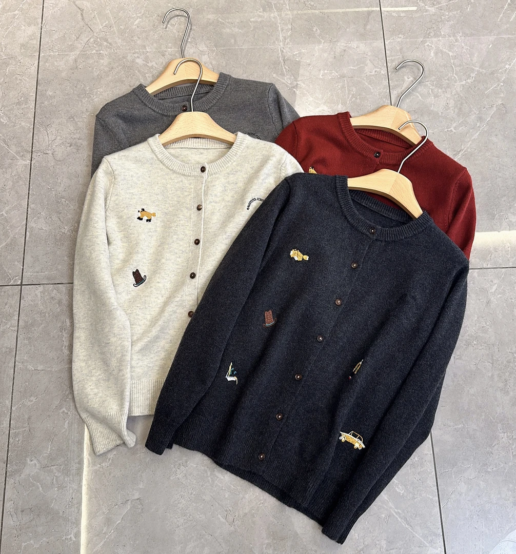 【阿巧家】刺绣排扣休闲百搭韩版显瘦针织衫1331