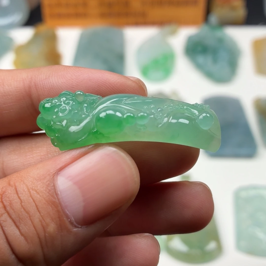 定制翡翠未镶嵌手牌