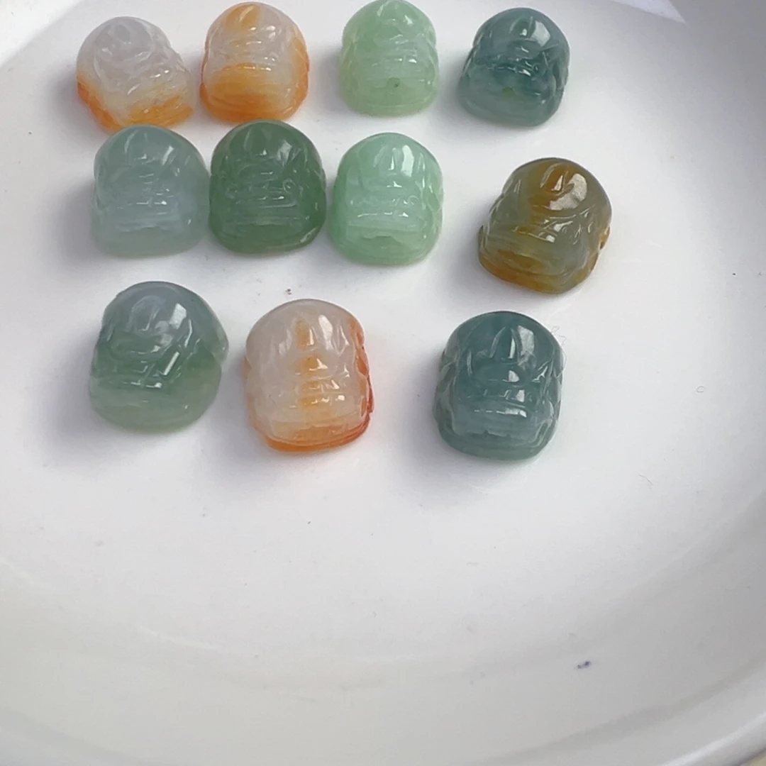 翡翠散珠通孔精工貔貅一只