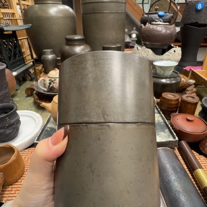 茶杯的颜色是蓝色还是白色呢