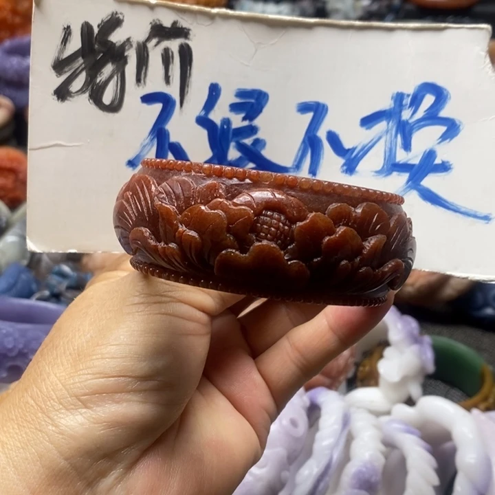 未镶嵌手镯石英质玉（佘太翠）名***南