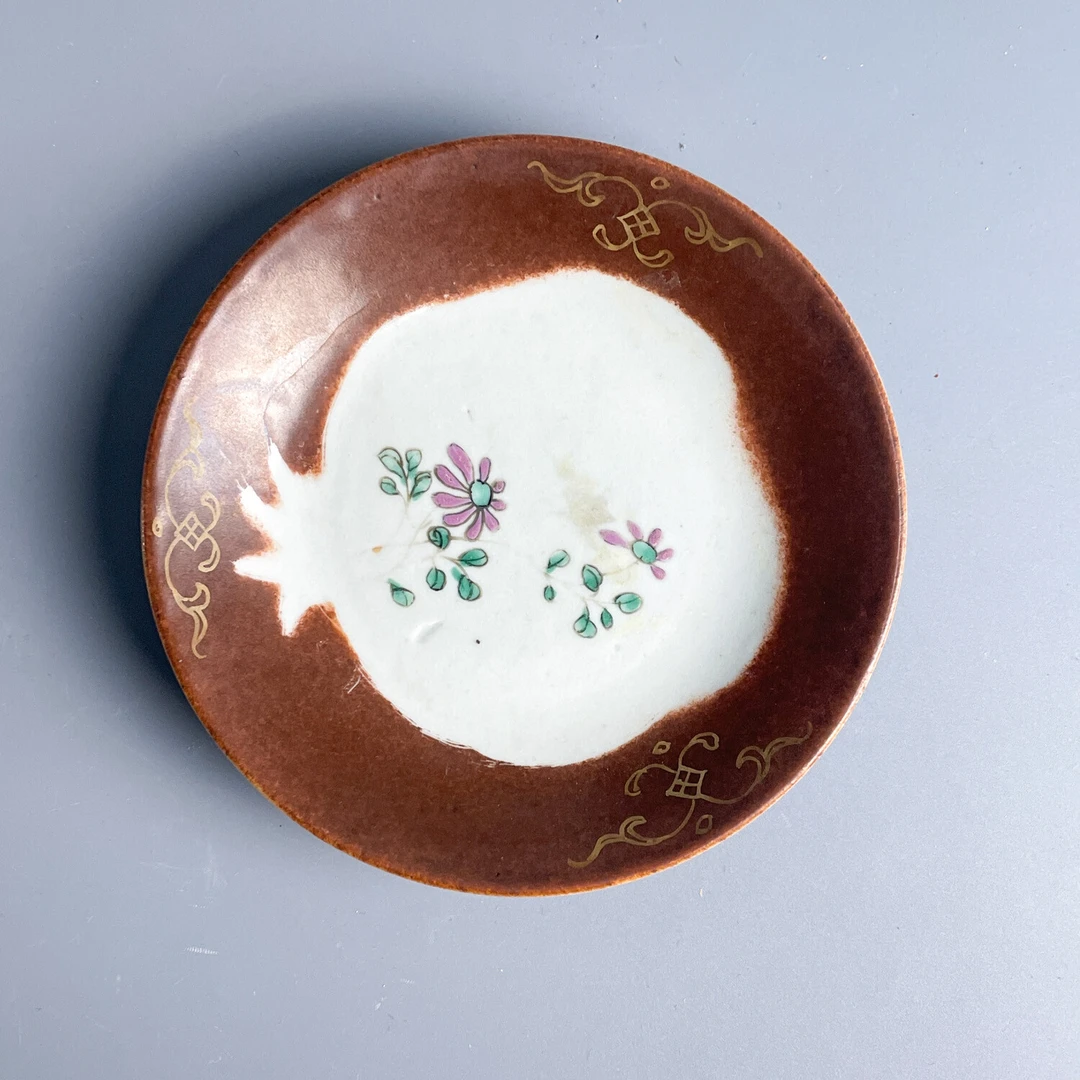 清嘉庆 酱釉石榴开窗粉彩花卉盘-M25LQ002F36