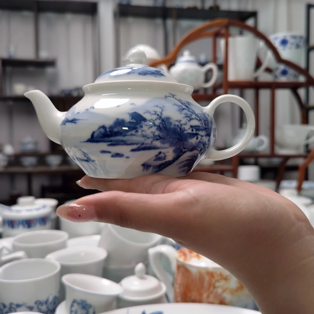 瓷手绘山光水色茶壶一个