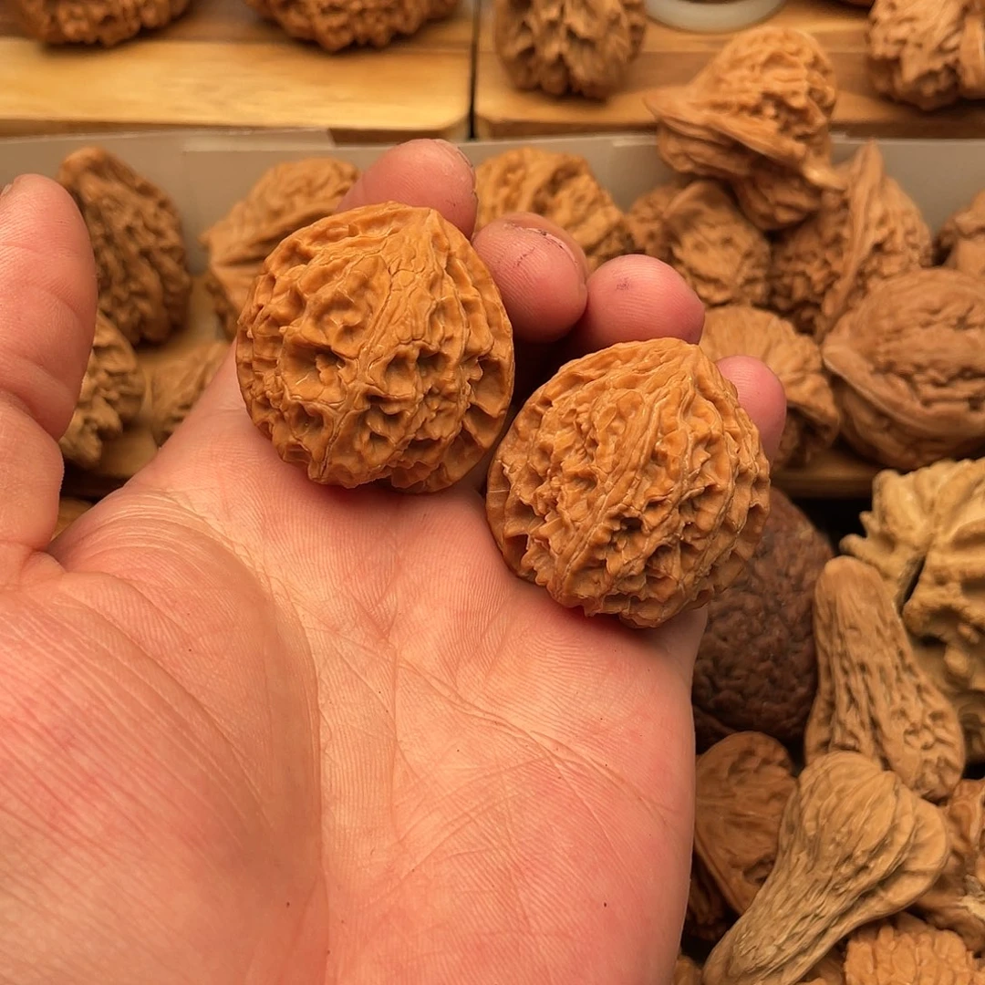 转***空文玩核桃吊坠苹果