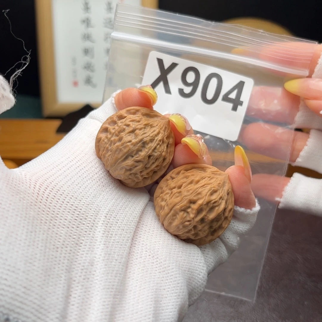 烟***衫桃核把件29金牛x904