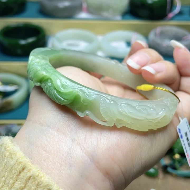 和田玉手镯65+圈口。编号1未镶嵌