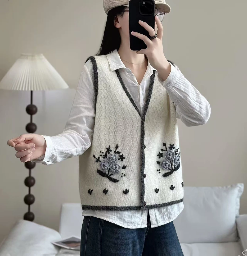 611 秋季2025钩花毛衣背心法式气质复古立体花朵刺绣v领针织马甲