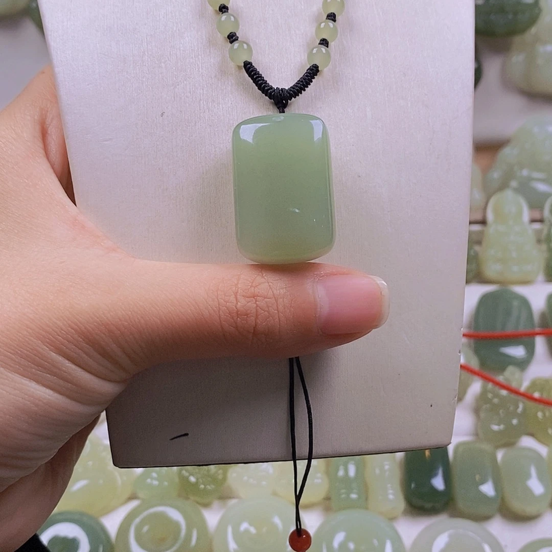 满***目和田玉未镶嵌颈饰