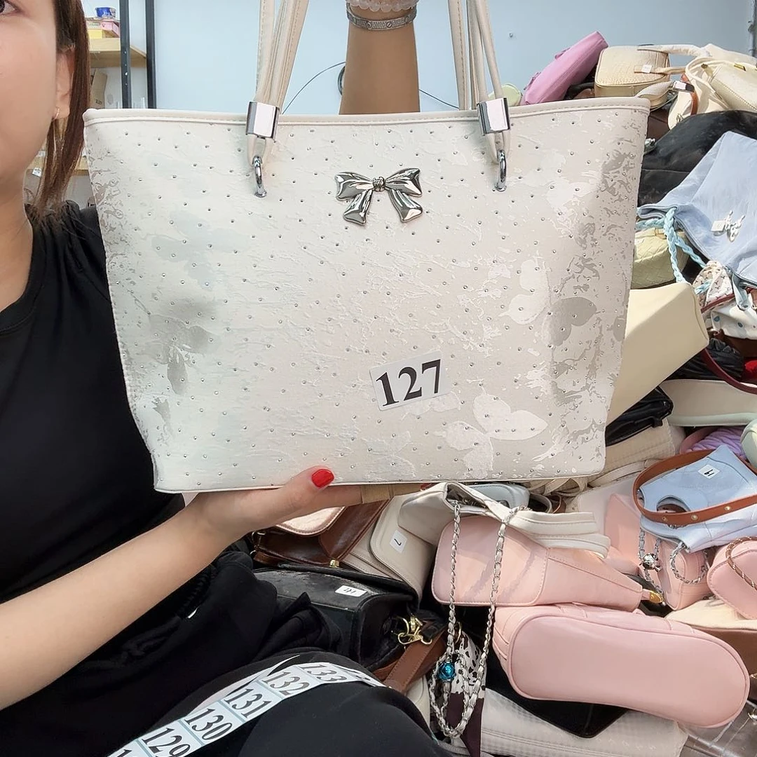 蚕丝大托特蝴蝶钻石包包