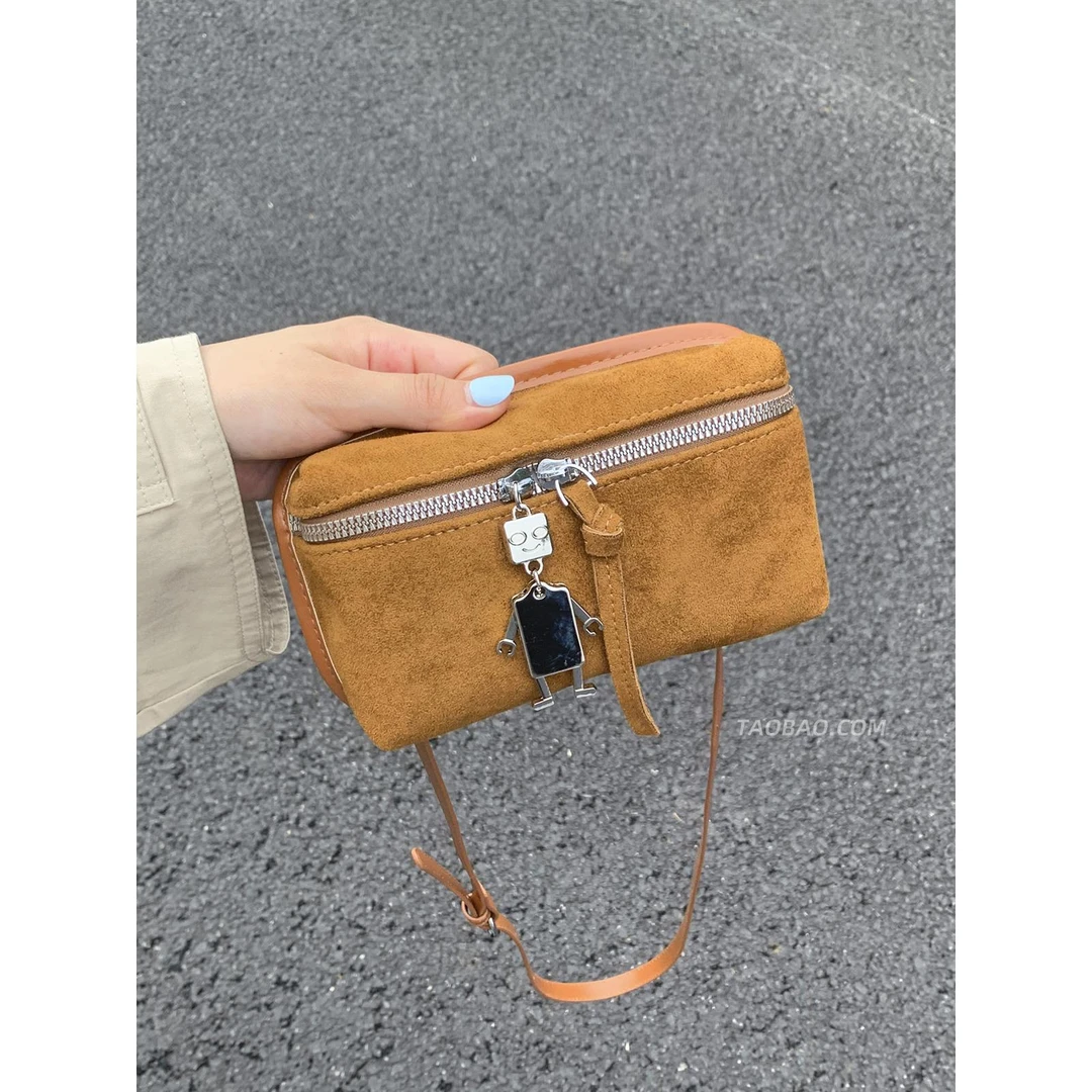 秋季复古小众麂皮绒包包女2025新款休闲百搭斜挎包精致超火迷你包