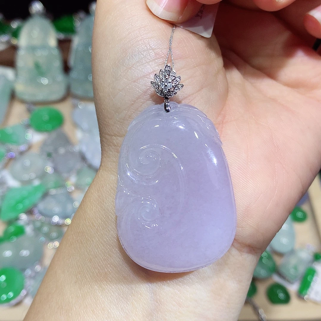 翡翠18K金镶嵌颈饰如意