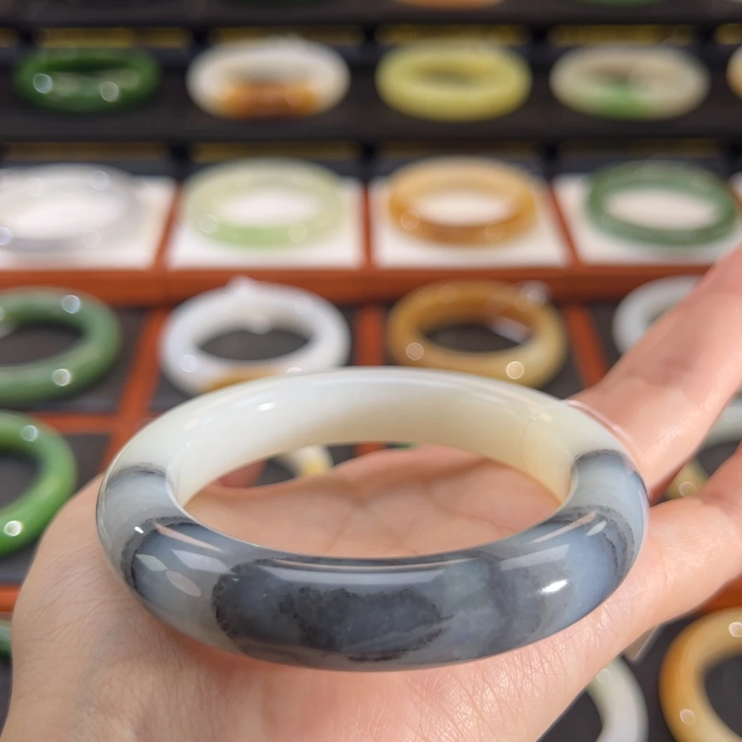 和田玉（墨玉）未镶嵌手镯山水青花