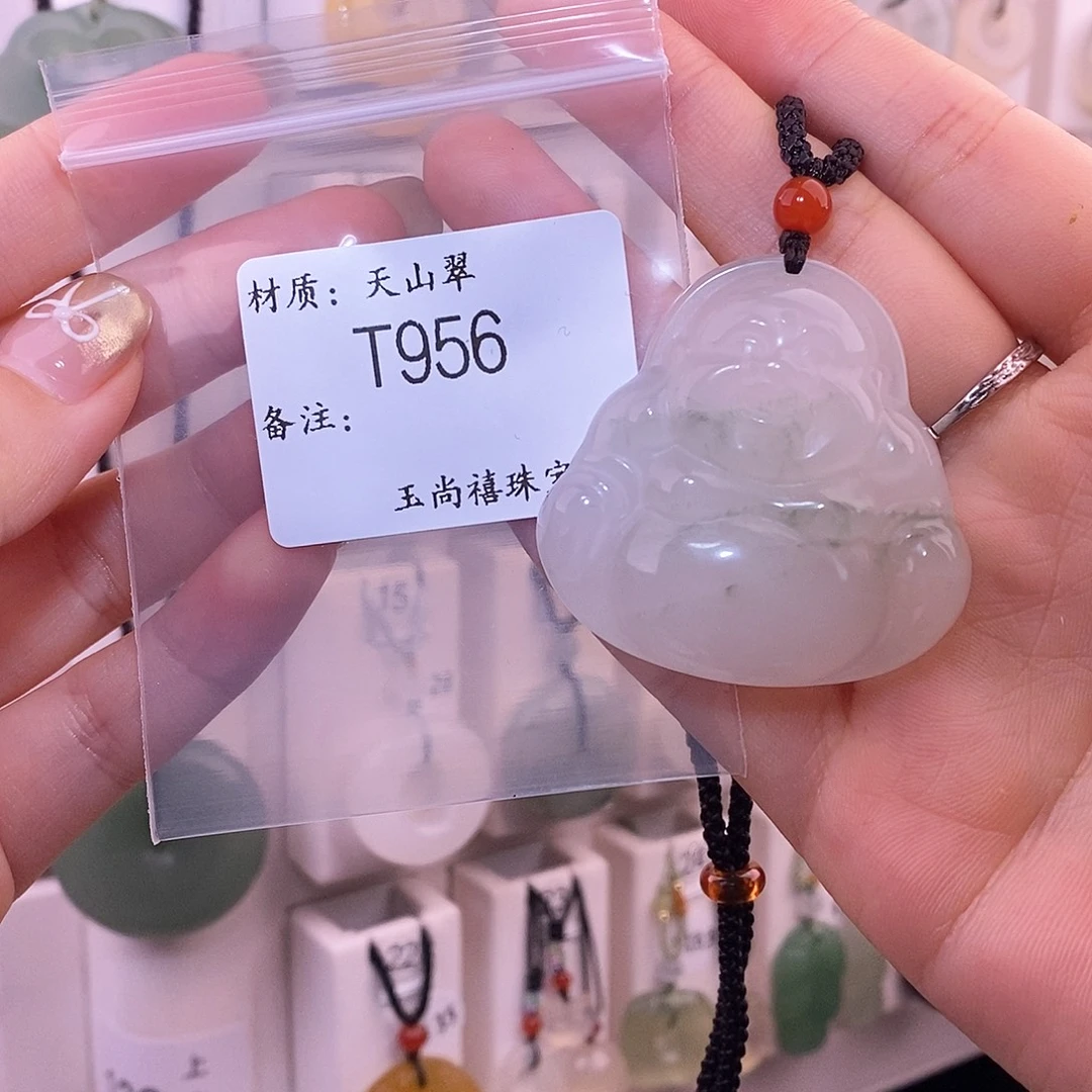 为***力石英质玉未镶嵌颈饰