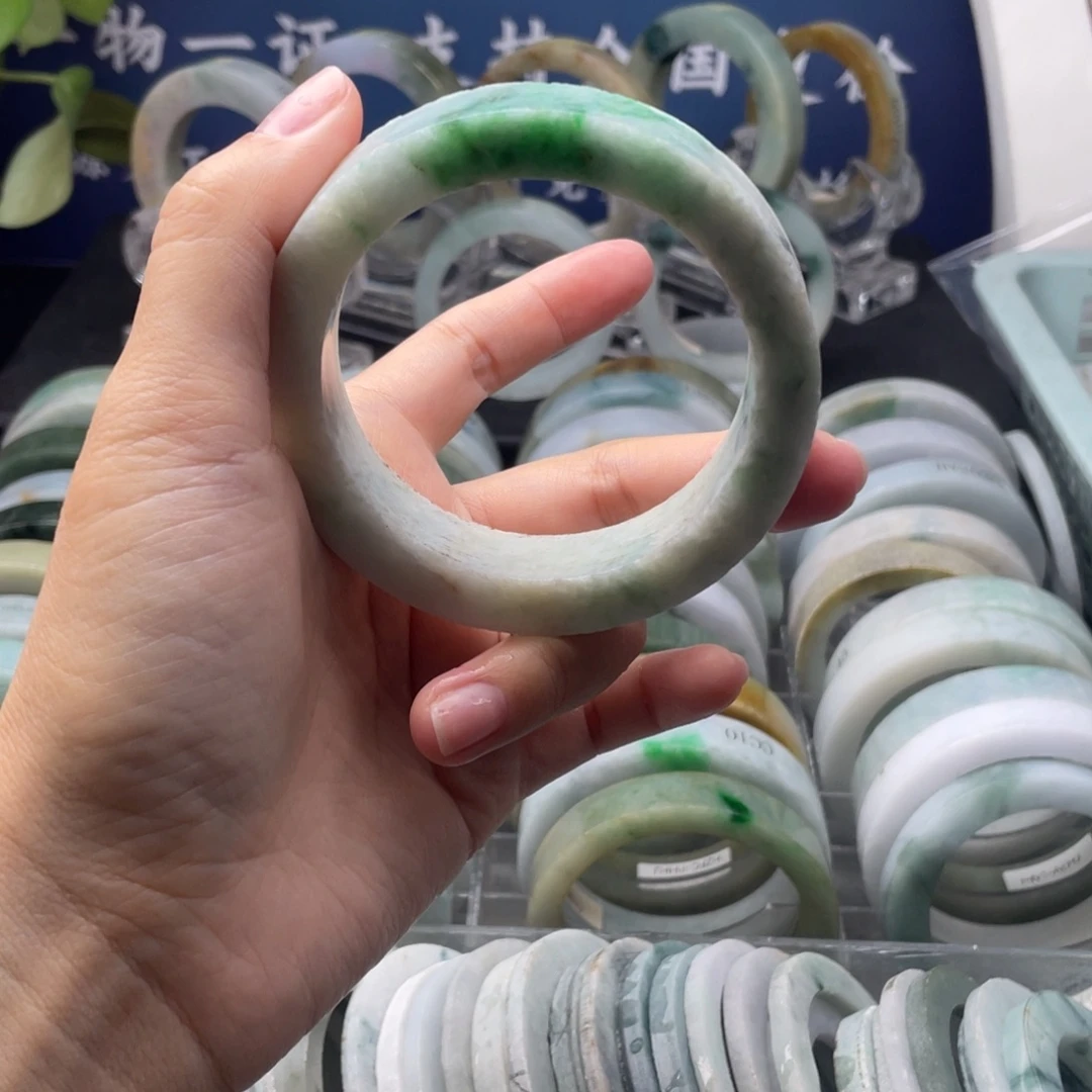 Z***.定制翡翠未镶嵌翡翠手镯