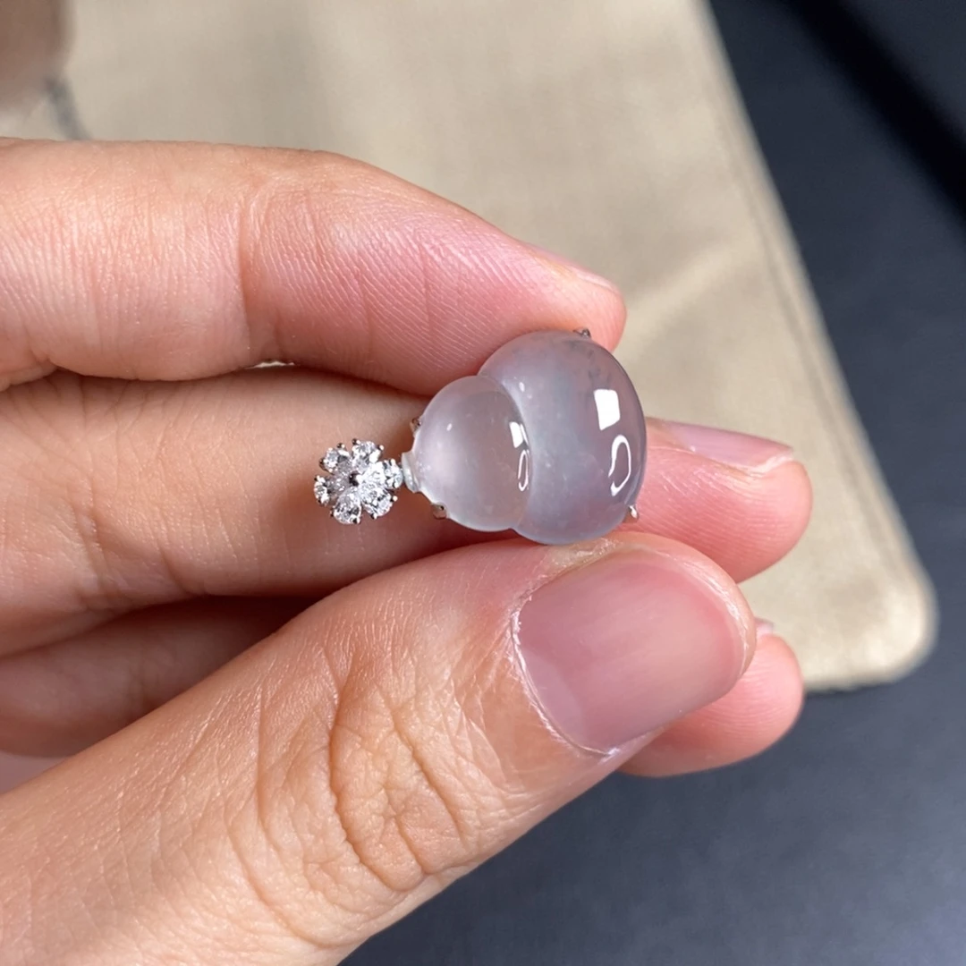 翡翠18K金镶嵌颈饰葫芦