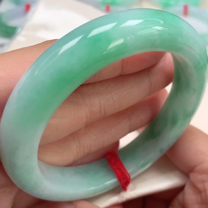 翡翠手镯未镶嵌满绿飘花16号