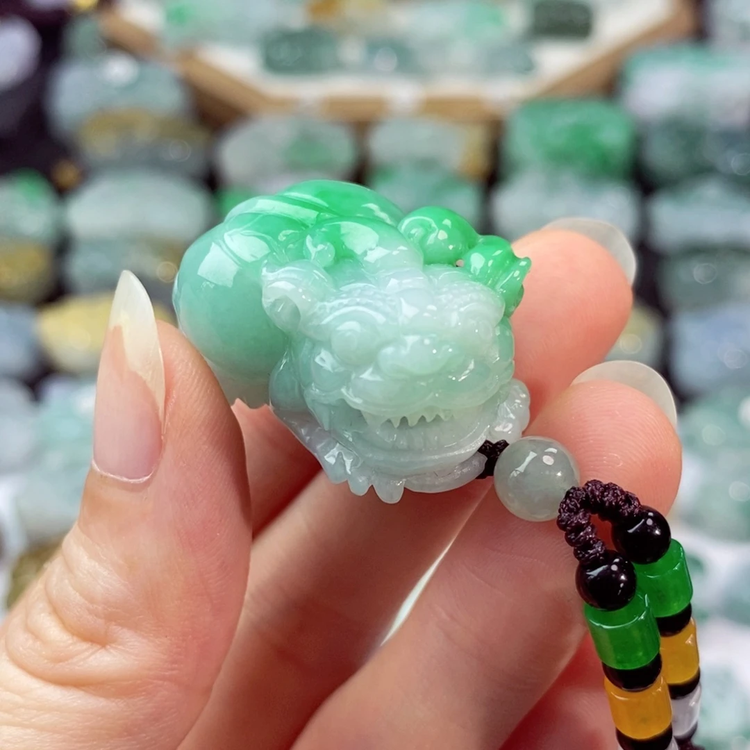 翡翠未镶嵌颈饰会****?天然