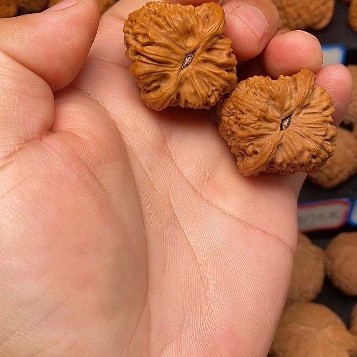 明***天吊坠文玩核桃南疆石