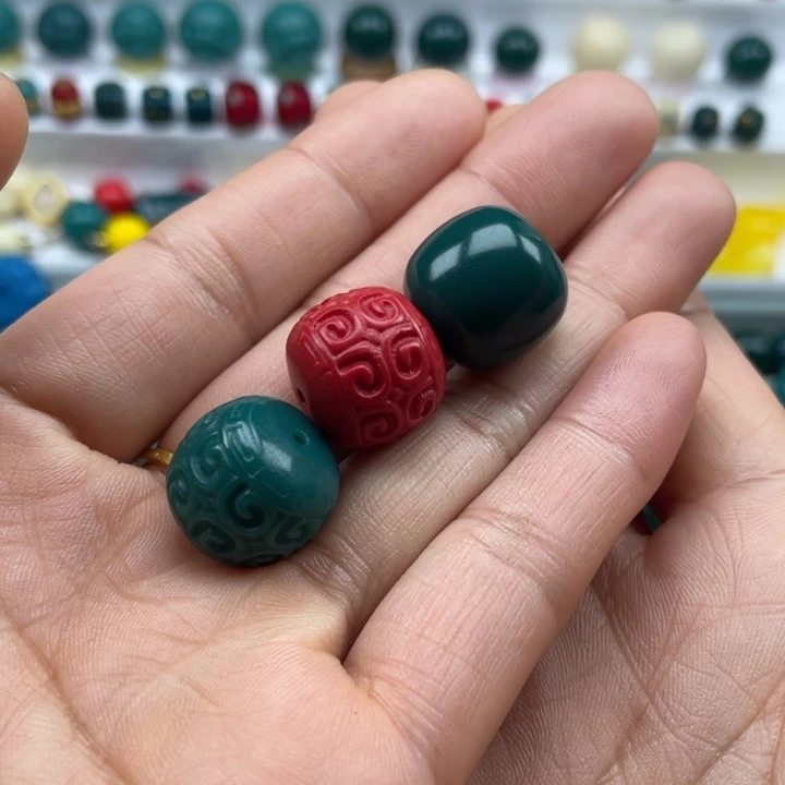 琉璃颈饰雪巴琉璃