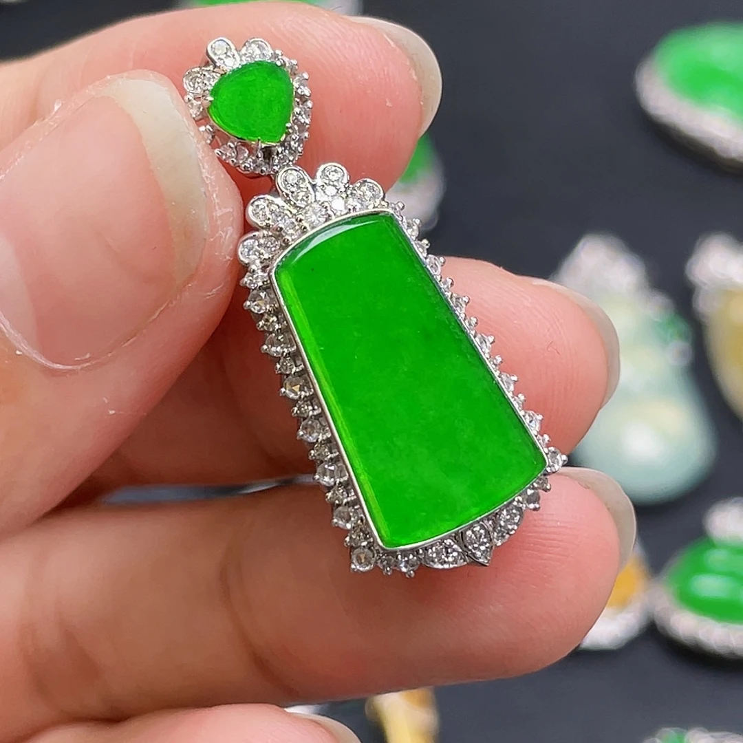 翡翠18K金镶嵌颈饰绿无事牌