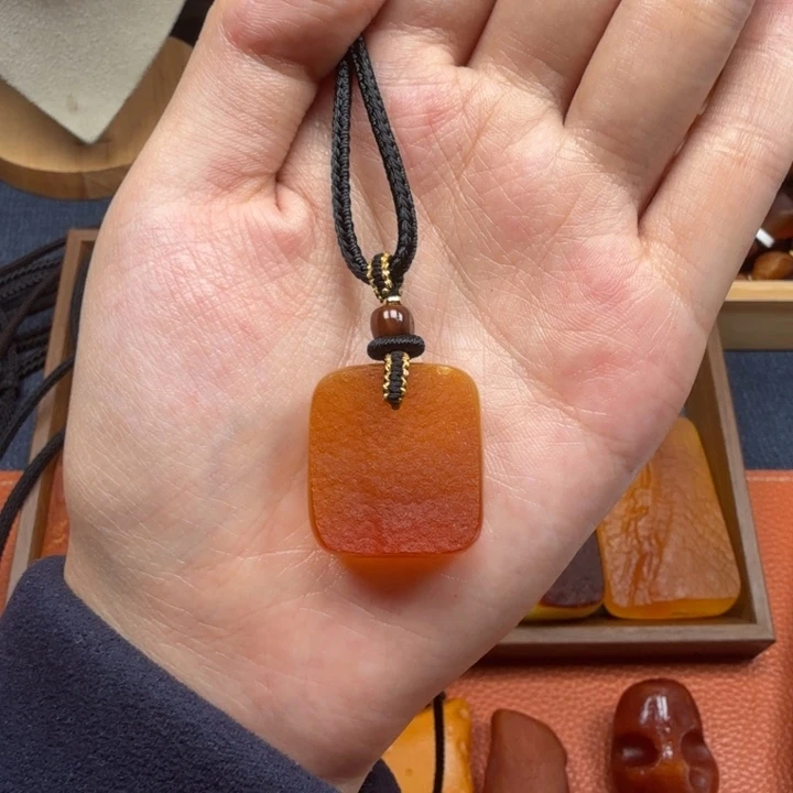 蜜蜡未镶嵌吊坠(赠链)