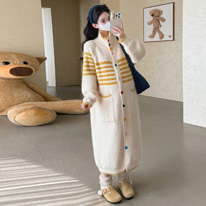 孕妇连衣裙2025秋冬季韩版新款时尚甜美彩色扣宽松长款针织毛衣裙
