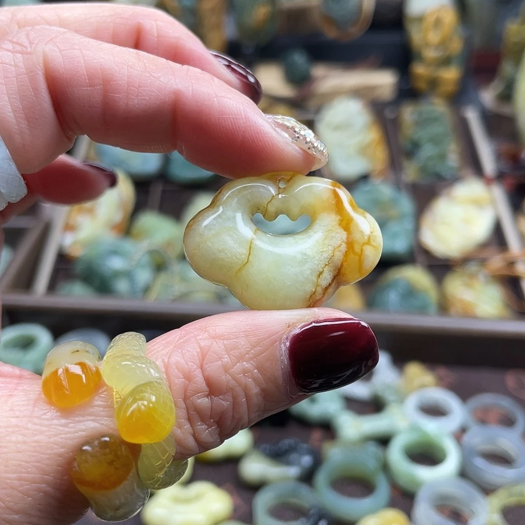 蛇纹石玉颈饰未镶嵌尚*花玉祥云锁