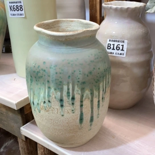 瓶景德镇陶瓷。景德镇