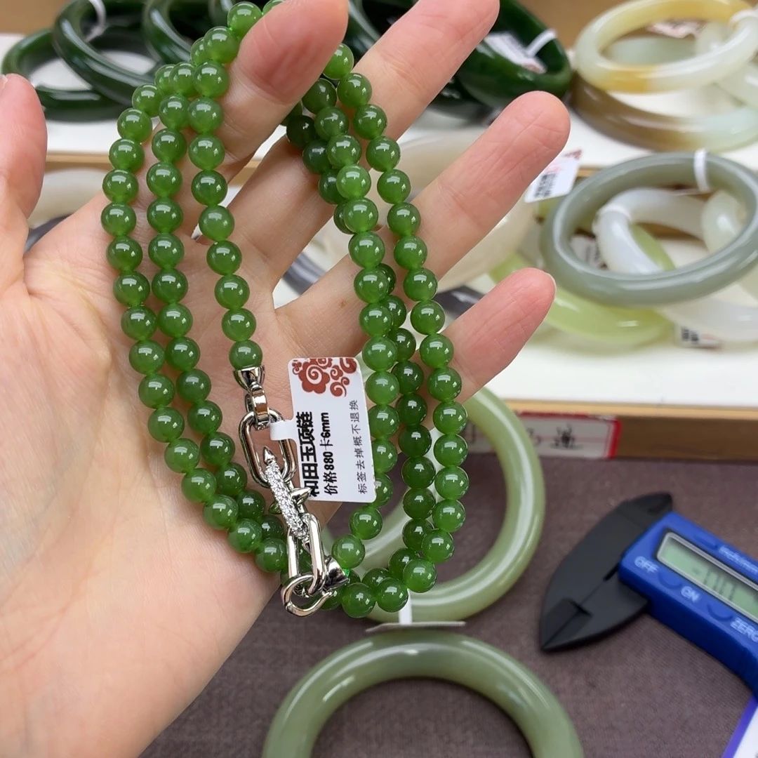 白***雪和田玉未镶嵌手镯