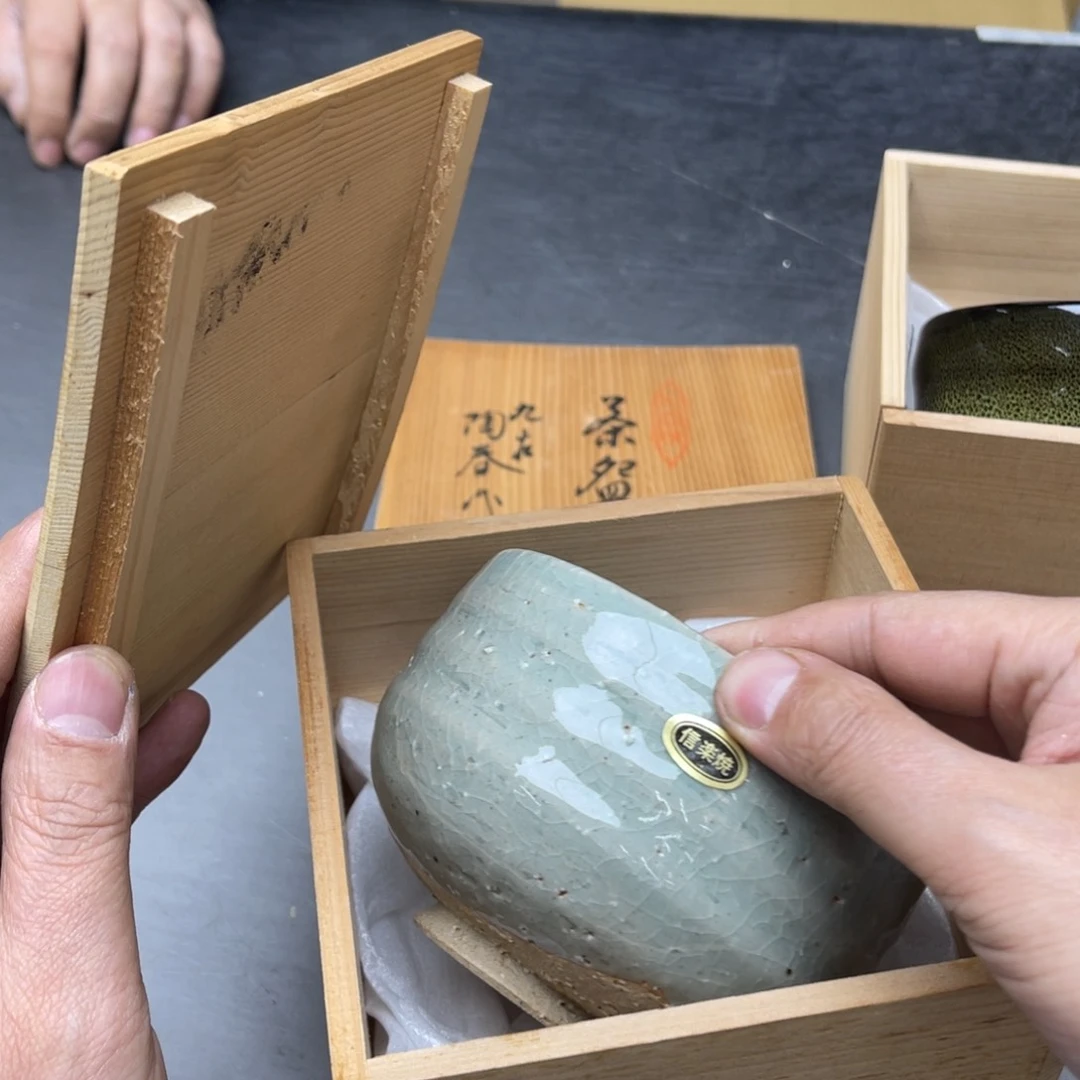 瓷片七*鹰密密麻麻地排列着一个