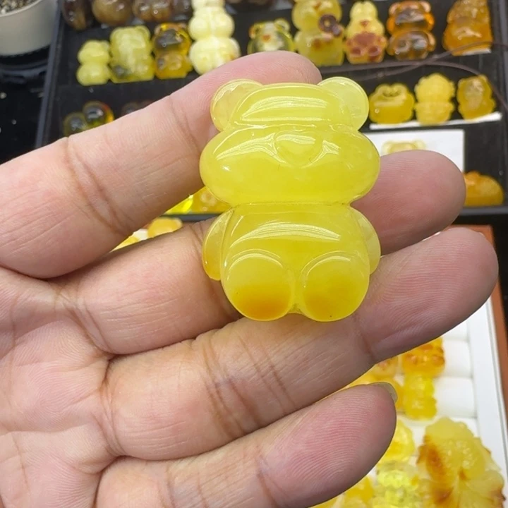 琥珀未镶嵌颈饰大熊