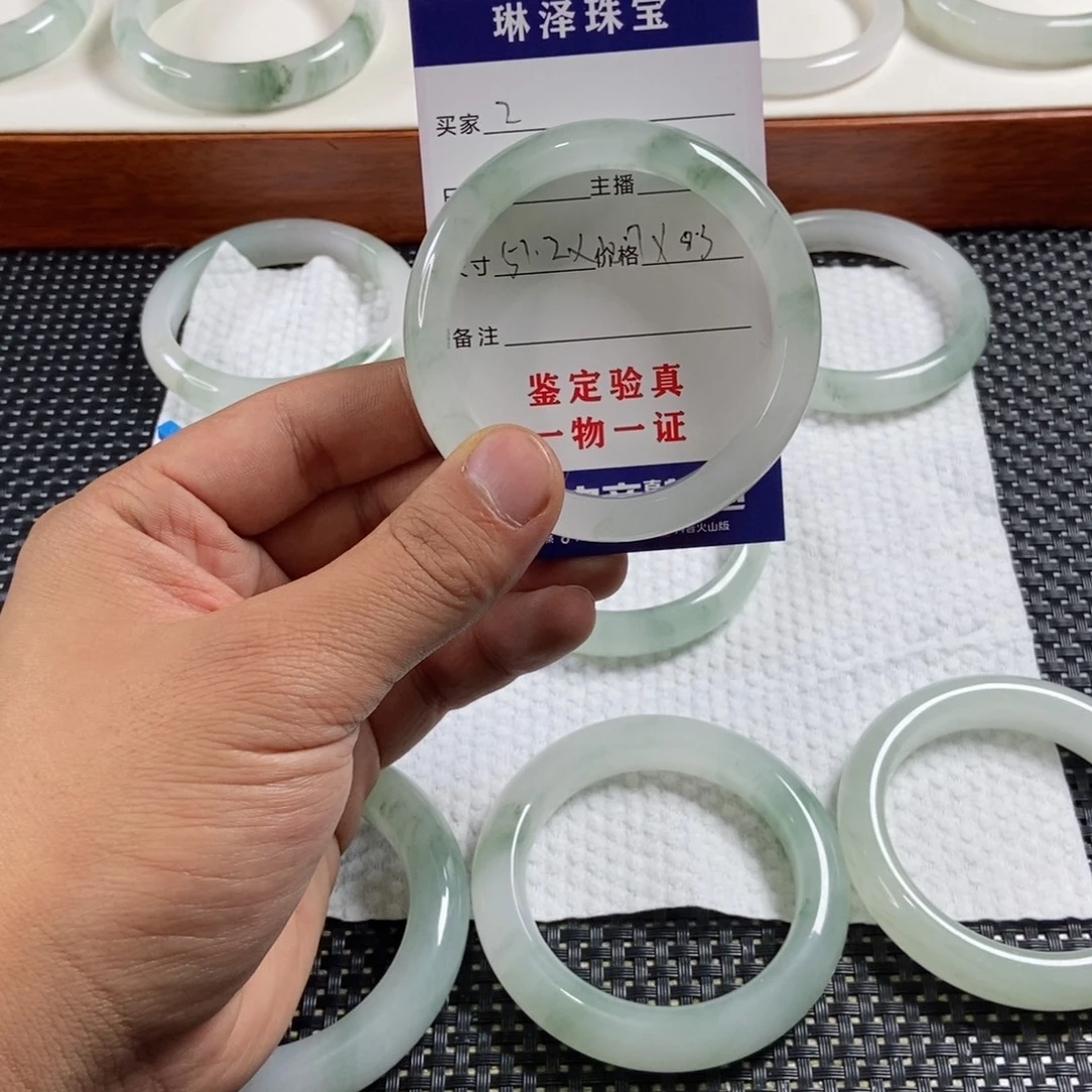 陈***意石英质玉未镶嵌手镯2