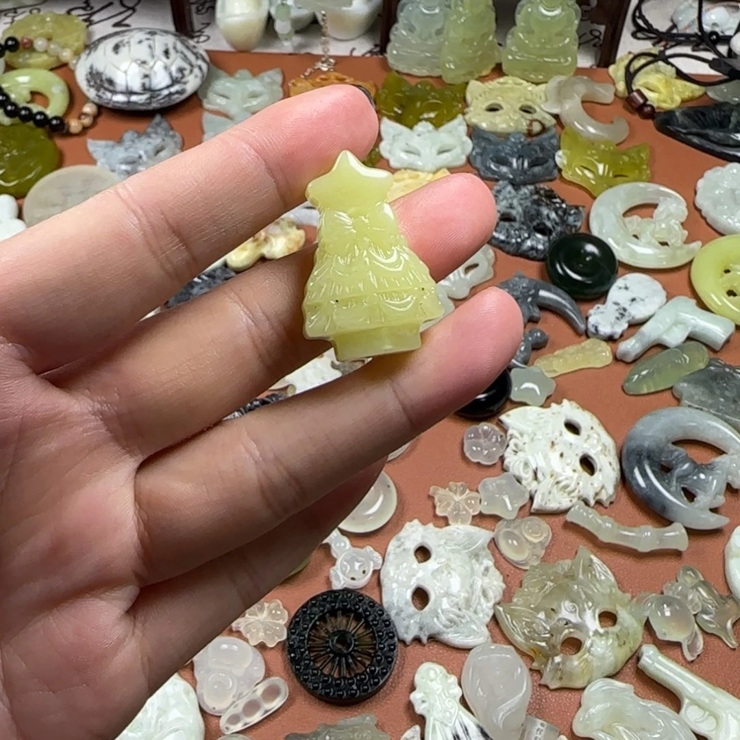 蛇纹石玉未镶嵌颈饰圣诞树