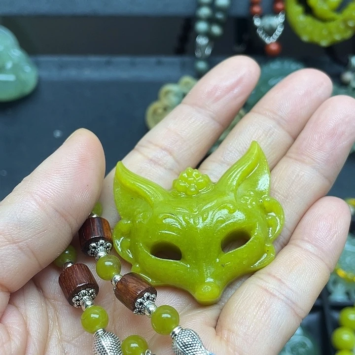 未镶嵌蛇纹石玉颈饰