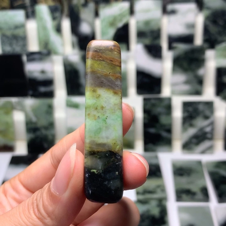 独山玉颈饰未镶嵌