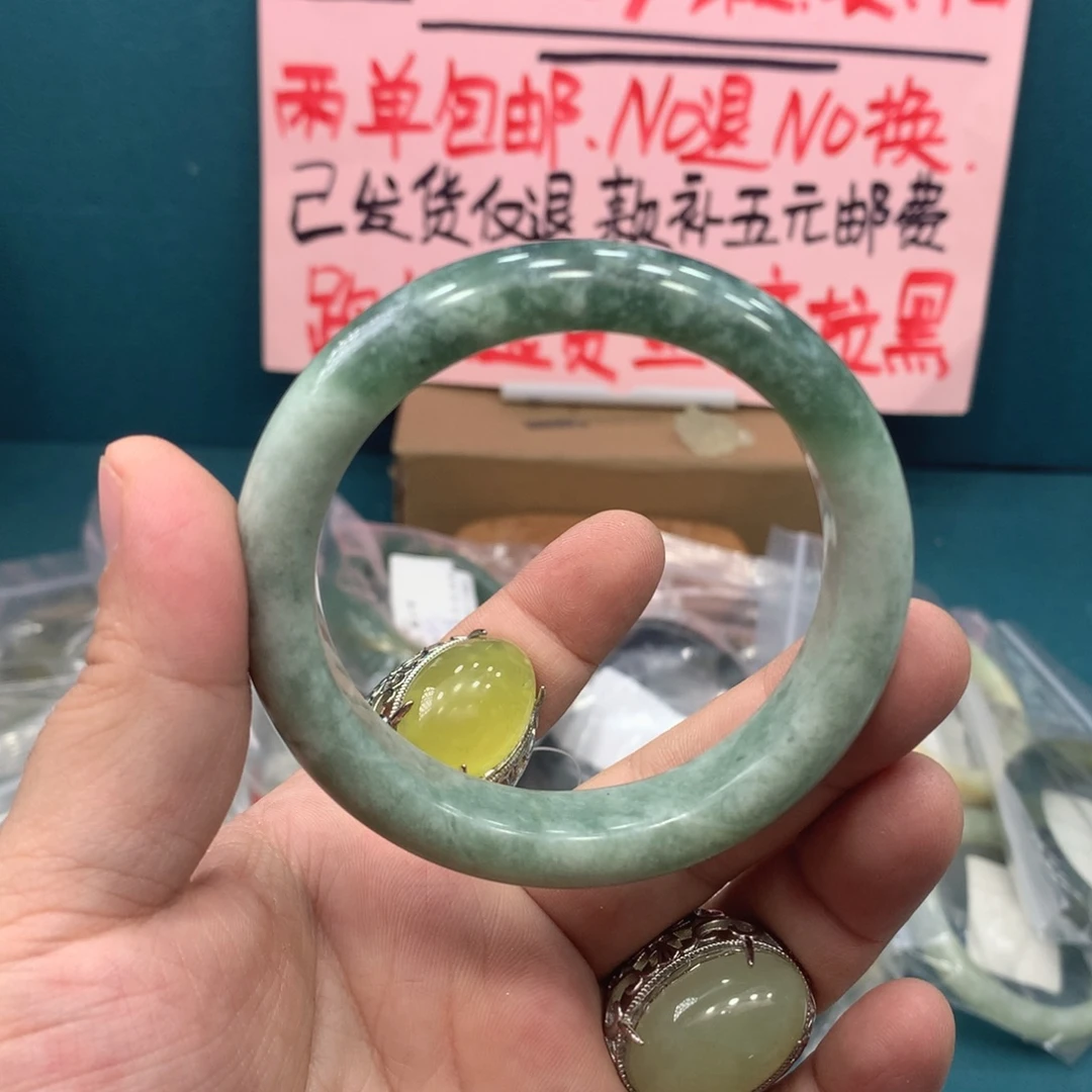 卢****未镶嵌蛇纹石玉手镯