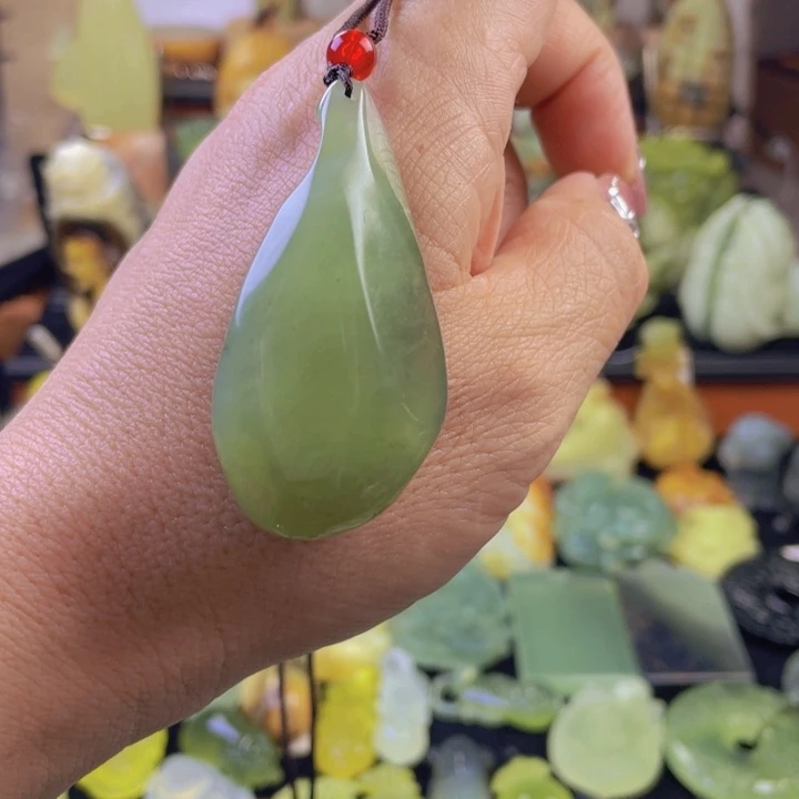 蛇纹石玉颈饰合金